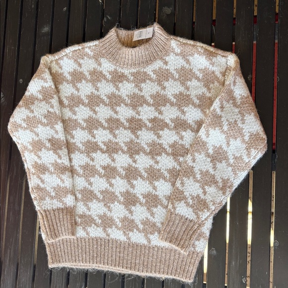 Ann Taylor Sweaters - NWT Ann Taylor Houndstooth Sweater - Cream and Tan XXS
